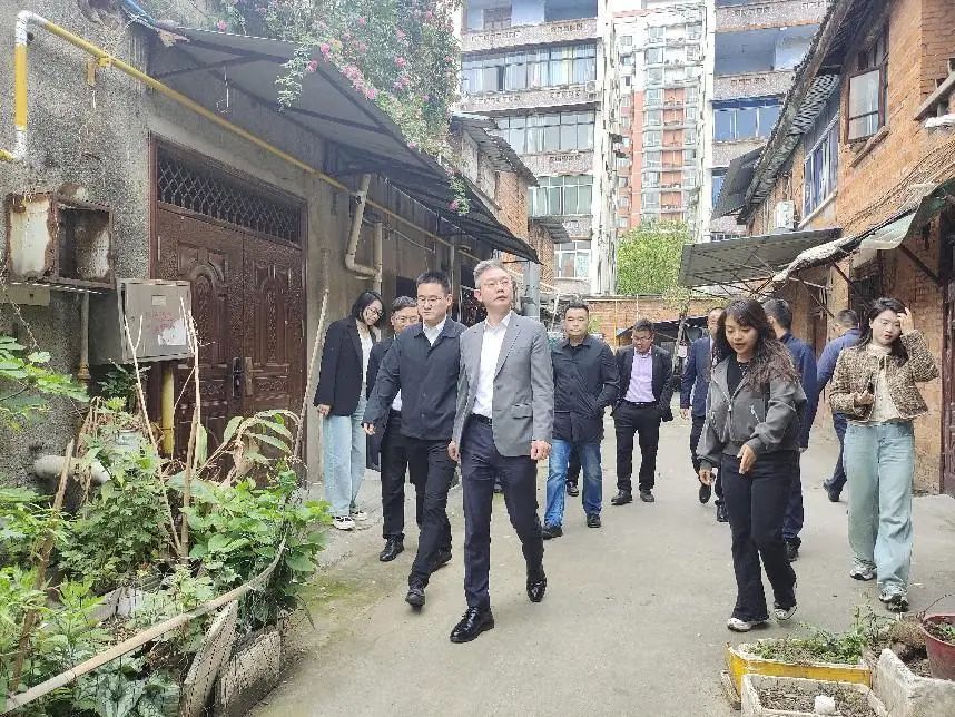 德陽市委常委、組織部部長周鴻調(diào)研督導(dǎo)紅雨村七組城市更新項(xiàng)目推進(jìn)工作